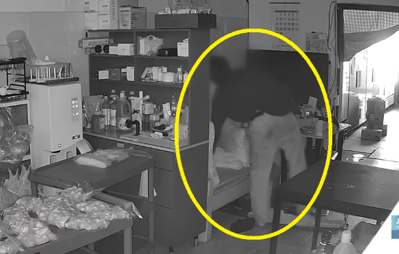 만취한 남성이 새벽에 식당에 들어와 내부를 흐트러트리는 CCTV 영상이 공개됐다. [사진=JTBC '사건반장' 캡처]