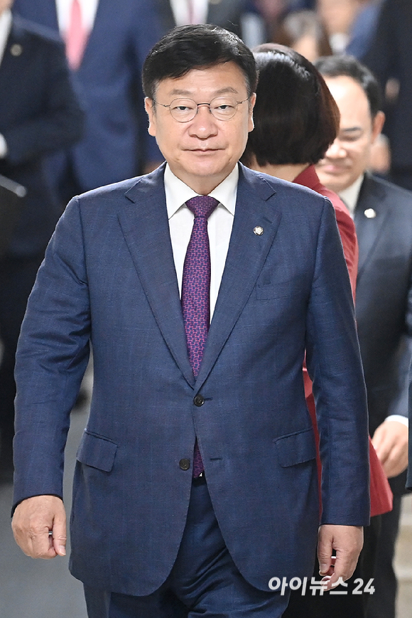 정점식 국민의힘 원내대표가 19일 서울 여의도 국회에서 열린 원내대책회의에 참석하고 있다. [사진=곽영래 기자]
