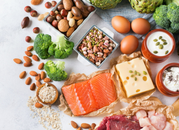 고령층이 육류 위주의 단백질 섭취를 지속할 경우 대사 건강에 부담이 될 수 있다는 전문가의 설명이 제시됐다. 사진은 AI 생성 이미지로, 본 기사 내용과 무관. [사진=챗GPT]