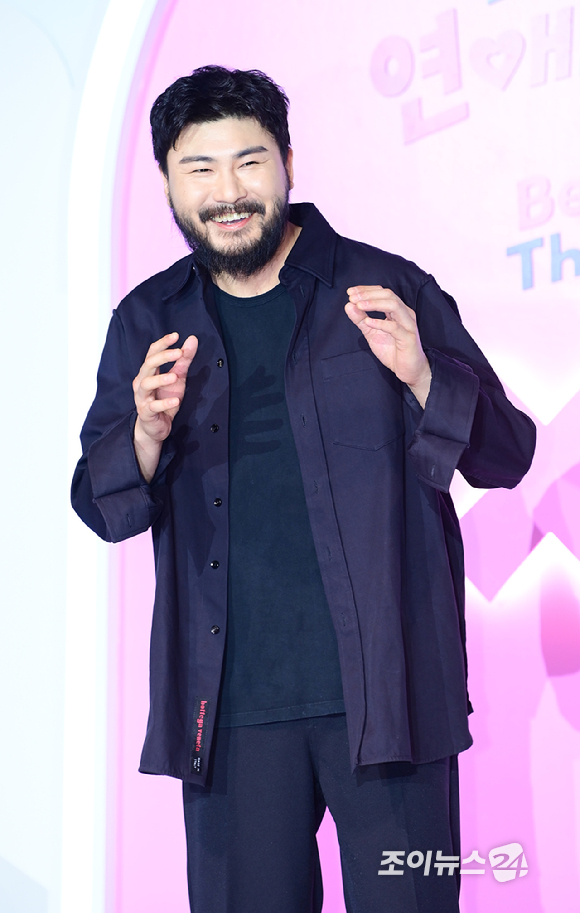 가수 카더가든이 3일 오전 서울 용산구 CGV 용산아이파크몰에서 열린 넷플릭스 새 연애 리얼리티 예능 '모태솔로지만 연애는 하고 싶어' 제작발표회에 참석하고 있다. [사진=정소희 기자]
