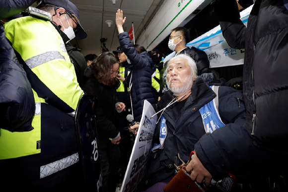 박경석 전국장애인차별철폐연대(전장연) 상임대표가 20일 오전 서울시 지하철 2호선 시청역에서 정부의 장애인 이동권 포함 증액예산안 반영을 촉구하며 지하철 탑승 시위를 시도하고 있다. [사진=뉴시스]