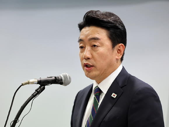 강훈식 대통령 비서실장이 15일 서울 마포구 연세대학교 김대중도서관 컨벤션홀에서 열린 '6&middot;15 남북정상회담 26주년 기념식 및 특별강연'에서 이재명 대통령의 축사를 대독하고 있다. 2026.6.15 [공동취재] [사진=연합뉴스]