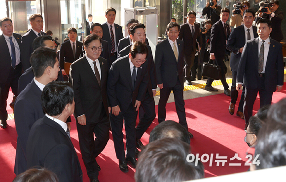 이재명 대통령이 4일 2026년도 정부 예산안에 대한 시정연설을 하기 위해 서울 여의도 국회를 방문해 국민의힘 의원들의 피켓시위를 받으며 환담장으로 향하고 있다. [사진=국회사진기자단]