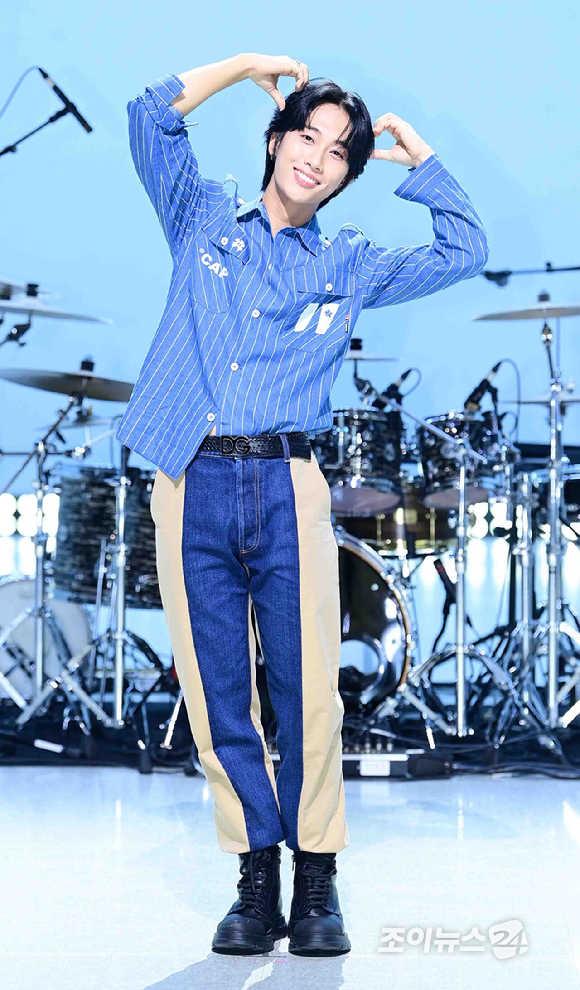 밴드 하이파이유니콘 손기윤이 13일 오후 서울 마포구 상암동 MBC 공개홀에서 열린 Hi-Fi Un!corn(하이파이유니콘) Single Album 'Teenage Blue' 발매 쇼케이스에 참석하고 있다. [사진=정소희 기자]