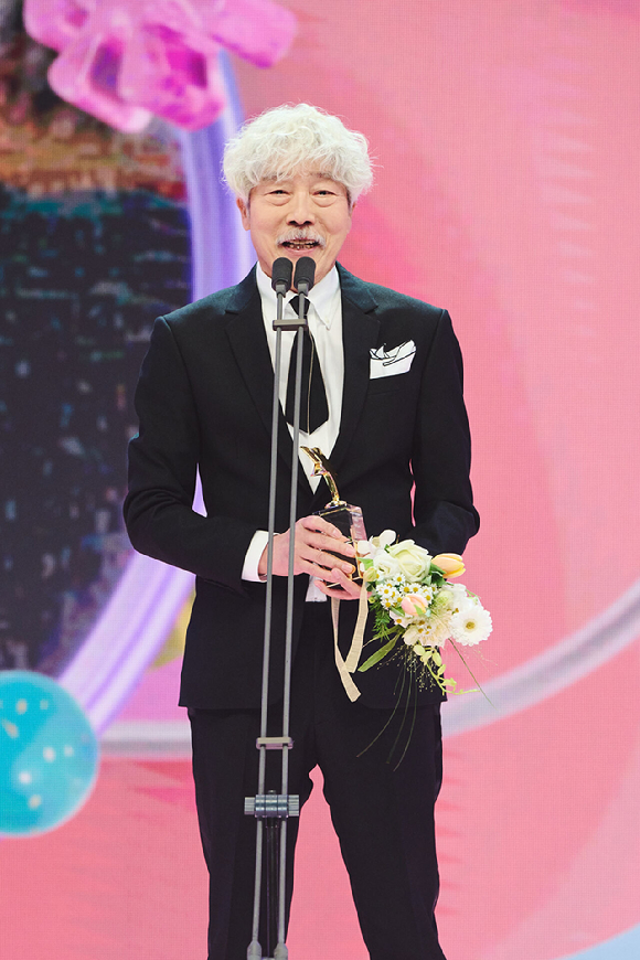 배철수가 '2024 MBC 방송연예대상'에서 수상소감을 이야기 하고 있다. [사진=MBC ]