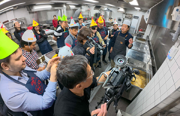 BBQ는 지난 3일 치킨대학에서 국내에 파견된 외신 기자들을 대상으로 '글로벌 치킨캠프'를 진행했다. [사진=BBQ]