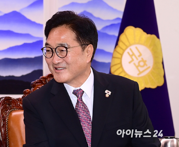 우원식 국회의장이 4일 서울 여의도 국회의장실을 예방한 김민석 국무총리 악수하고 있다. [사진=정소희 기자]