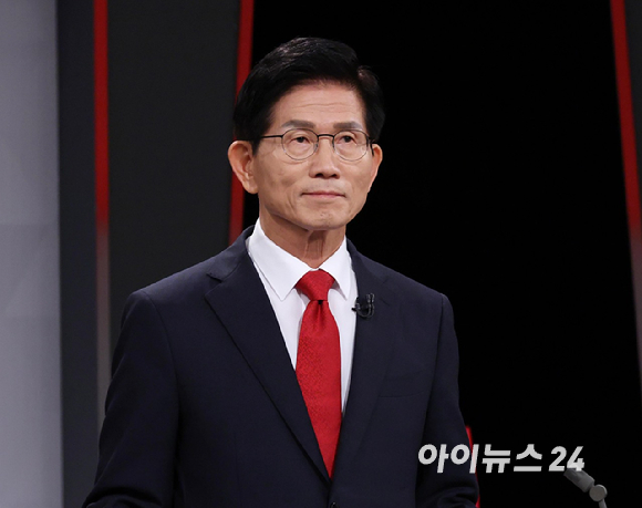국민의힘 당대표 후보들이 17일 서울 여의도 KBS에서 열린 2차 TV토론회에 앞서 포즈를 취하고 있다. 김문수(왼쪽부터), 조경태, 안철수, 장동혁, 국민의힘 당대표 후보 [사진=국회사진기자단]