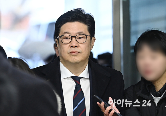 '홈플러스 단기채권 사태'의 정점으로 지목된 김병주 MBK파트너스 회장이 구속 전 피의자 심문(영장실질심사)을 위해 13일 서울 서초구 서울중앙지방법원에 들어서고 있다. [사진=곽영래 기자]