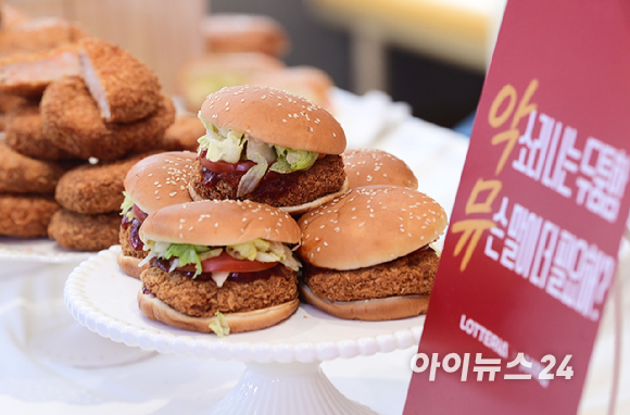 롯데GRS(대표이사 이원택)가 운영하는 버거 프랜차이즈 롯데리아가 '리아 두툼새우' 2종을 출시한 가운데 16일 서울 롯데리아 서대문역점에서 모델들이 신제품을 소개하고 있다. [사진=정소희 기자]