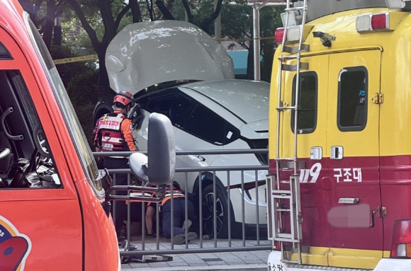 서울 상암동 도로서 SUV가 인도로 돌진했다. [사진=독자제공/연합뉴스]