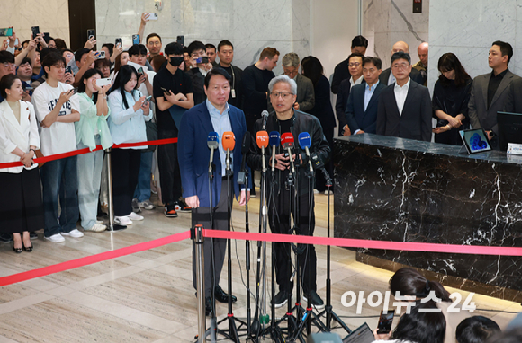 젠슨 황 엔비디아 최고경영자(CEO)가 8일 서울 종로구 SK서린빌딩에 방문해 최태원 SK그룹 회장(왼쪽)과 면담을 마치고 취재진과 질의 응답을 갖고 있다. [사진=정소희 기자]