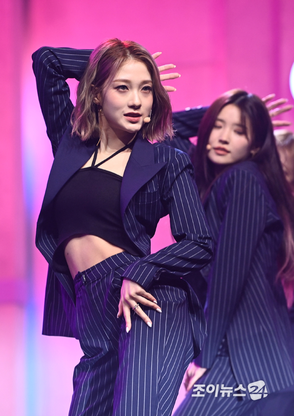 그룹 프로미스나인 이서연이 17일 오후 서울 용산구 한남동 블루스퀘어에서 열린 프로미스나인(fromis_9) 미니 4집 앨범 'Midnight Guest'(미드나잇 게스트)' 쇼케이스에 참석해 수록곡 'Escape Room' 무대를 선보이고 있다. [사진=정소희 기자]