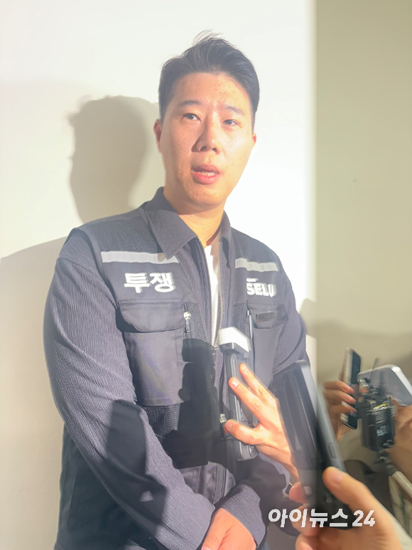 삼성전자 최대 노조인 초기업노동조합 삼성전자지부(이하 초기업노조) 최승호 위원장이 12일 세종시 정부세종청사 중앙노동위원회에서 열린 2차 사후조정회의 도중 회의장 밖으로 나와 취재진과 대화하고 있다. [사진=권서아 기자]