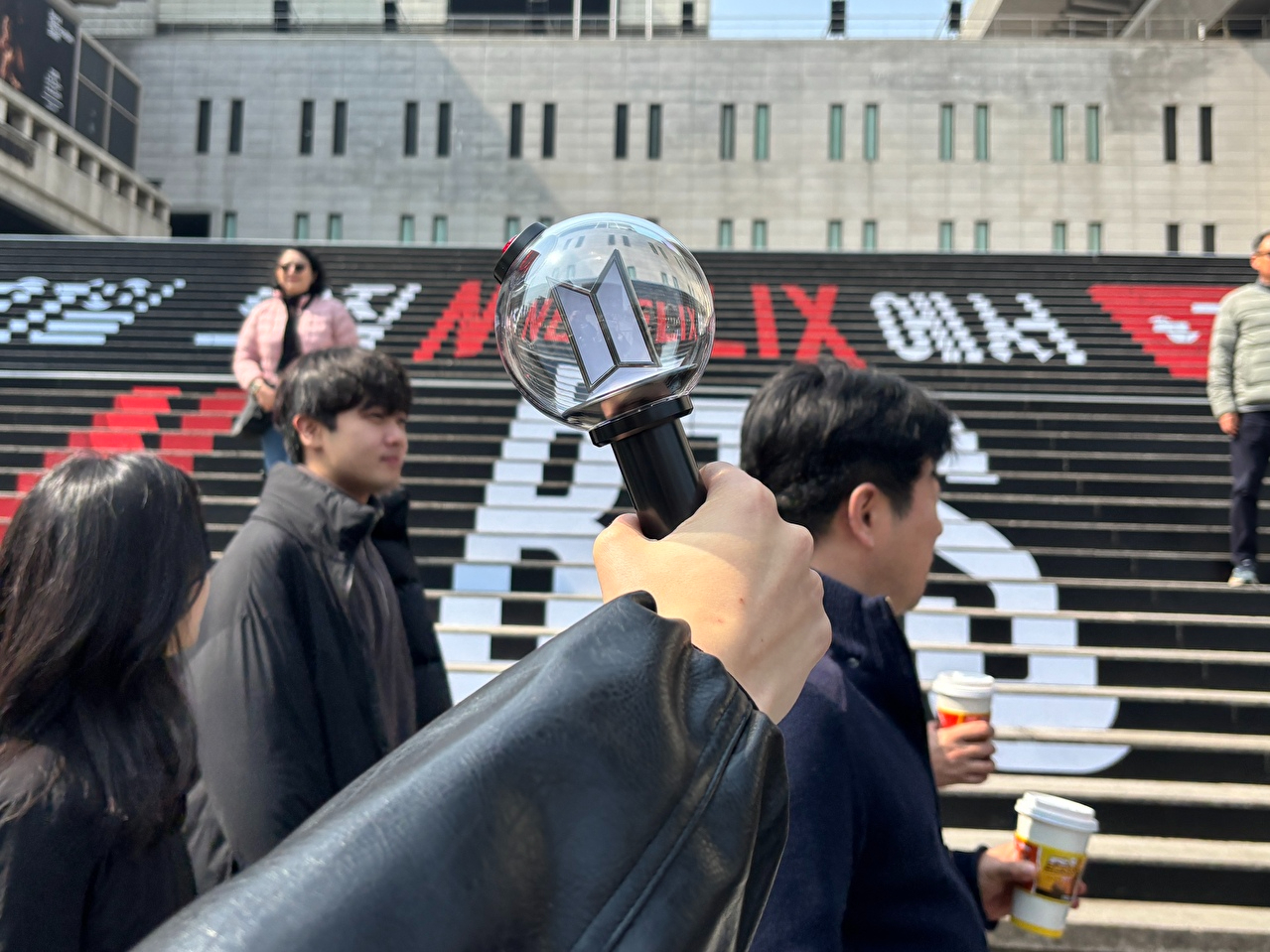 지난 16일과 17일 광화문역 근처 세종문화회관 계단에서 외국인이 응원봉을 들고 있다. 2026.3.17 [사진=연합뉴스]