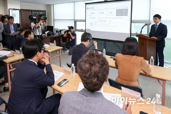 김남훈 송파구선거관리위원회 사무국장 직무대리가 2일 서울 송파구 선거관리위원회에서 투표용지 부족 사태에 대해 브리핑 하고 있다. [사진=국회사진기자단 ]