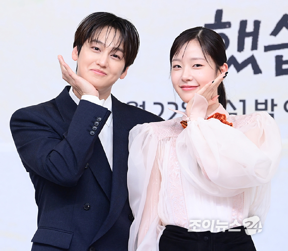 배우 안효섭과 채원빈이 15일 오후 서울 목동 SBS에서 열린 SBS 새 수목드라마 '오늘도 매진했습니다' 제작발표회에 참석하고 있다. [사진=정소희 기자]