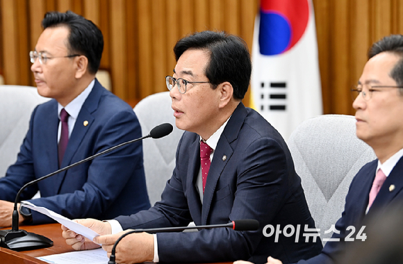 송언석 국민의힘 원내대표가 17일 오전 서울 여의도 국회에서 열린 원내대책회의에서 발언하고 있다. [사진=곽영래 기자]