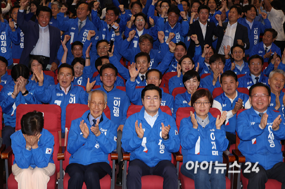 더불어민주당 박찬대 상임총괄선거대책위원장, 윤여준 상임총괄선거대책위원장, 강금실 총괄선거대책위원장 등 당 지도부가 3일 오후 국회 의원회관 개표 상황실에서 출구조사 결과를 지켜보며 환호하고 있다. [사진=곽영래 기자]