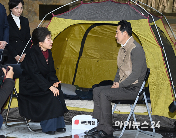 박근혜 전 대통령이 22일 쌍특검(통일교&middot;민주당 공천 뇌물 특검)을 요구하며 8일째 단식을 이어가는 국민의힘 장동혁 대표의 단식 현장을 방문해 대화를 나누고 있다. [사진=곽영래 기자]