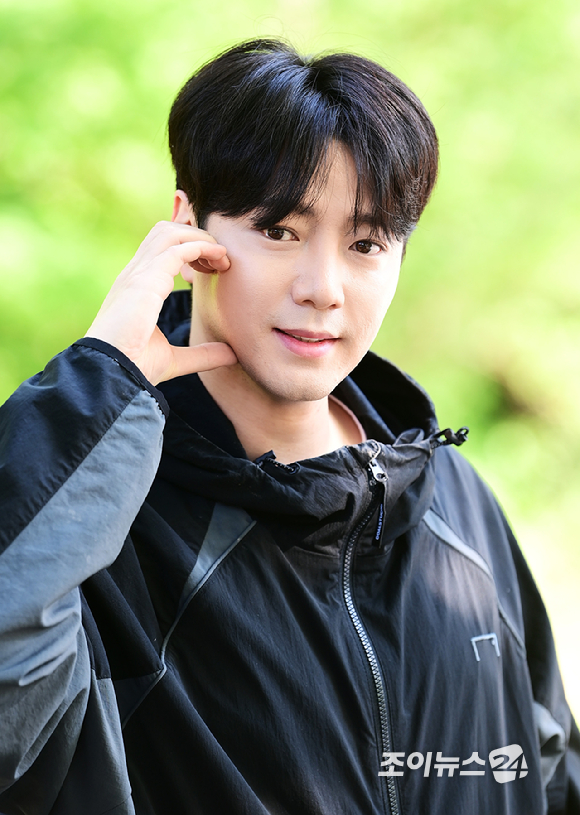 트로트 가수 강설민이 25일 서울 강북구 우이동 만남의 광장에서 열린 산악인 오은선 대장과 함께하는 '제13회 희망찾기 등산&middot;트레킹 교실'에 홍보대사로 참석해 포즈를 취하고 있다. [사진=정소희 기자]