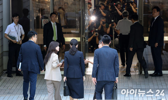 윤석열 전 대통령 부인 김건희 씨가 지난 12일 오후 서울 서초구 서울중앙지방법원에서 열린 구속 전 피의자 심문(영장실질심사)을 마치고 법원을 나서고 있다. [사진=사진공동취재단]