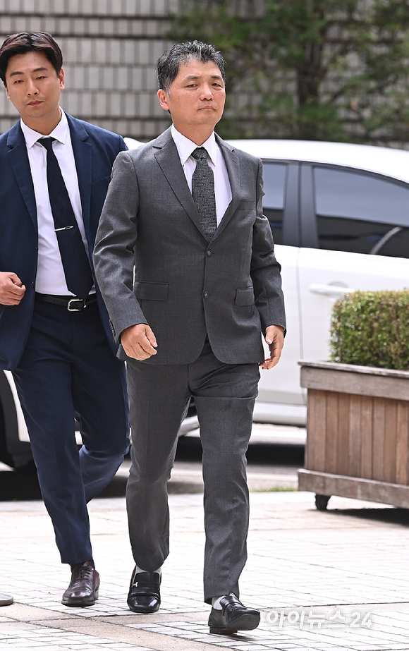 SM엔터테인먼트 시세조종 혐의로 1심에서 무죄를 선고받은 김범수 카카오 미래이니셔티브센터장이 24일 오후 서울고등법원에서 열린 항소심 1차 공판에 출석하고 있다. [사진=곽영래 기자]