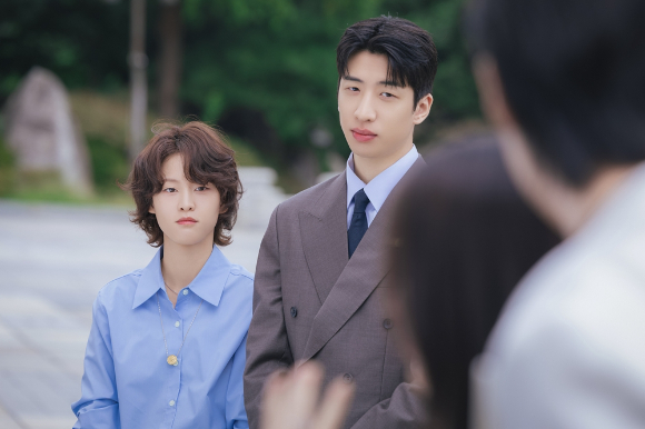 '21세기 대군부인' 아이유-변우석 스틸 [사진=MBC]