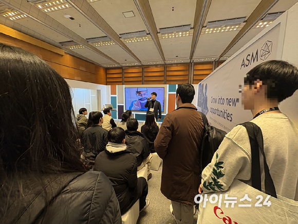 세미콘코리아 2026 전시장에서 대학생들이 제우스(Zeus) 부스를 둘러보고 있다. [사진=권서아 기자]