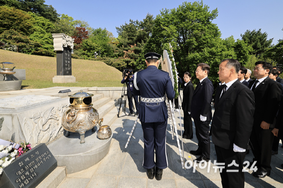 이재명 더불어민주당 대선 후보가 28일 서울 동작구 현충원 박정희 전 대통령 묘소를 참배하고 있다. [사진=곽영래 기자]