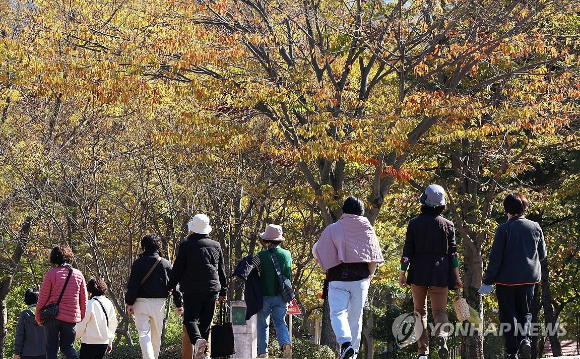 절기 입동인 7일 광주 서구 5·18기념공원에서 시민들이 단풍 진 길을 걷고 있다. 2024.11.7 [사진=연합뉴스]