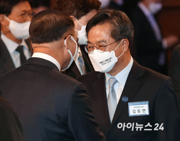 이재명 더불어민주당 대선후보가 7일 매타버스 시즌2-걸어서 민생속으로 라이브 방송을 진행하고 있다. [영상=이재명 유튜브]