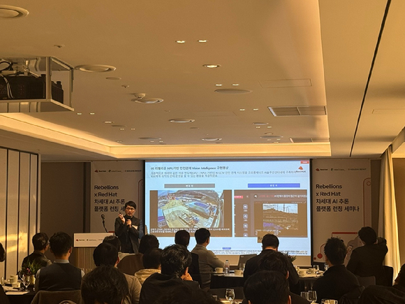 코오롱베니트 최문수 책임이 자체 개발 AX 기술을 설명하고 있다. [사진=코오롱베니트]