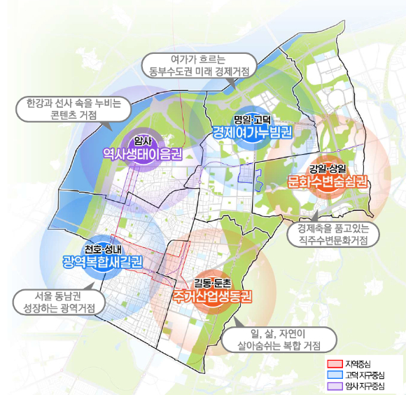 강동구가 최상위 도시계획인 '2040 강동 그랜드 디자인'의 기본&middot;실행계획 수립을 완료했다. 사진은 지난해 7월 열린 '강동 그랜드 디자인 도시발전 구민토론회'에서 이수희 강동구청장과 참석자들이 기념 촬영을 하고 있는 모습. [사진=강동구]