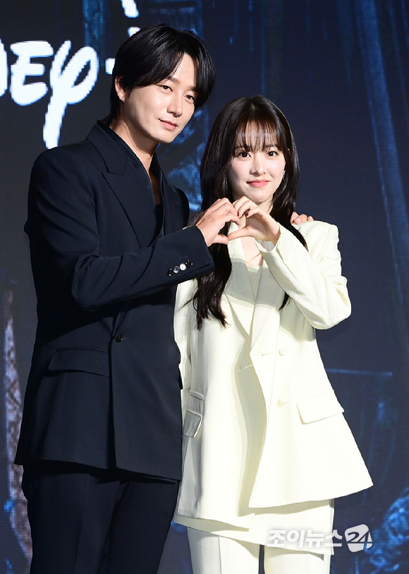 배우 이현욱과 박보영이 27일 서울 영등포구 여의도동 콘래드 서울 호텔에서 열린 디즈니+ 오리지널 시리즈 '골드랜드' 제작발표회에 참석하고 있다. [사진=정소희 기자]