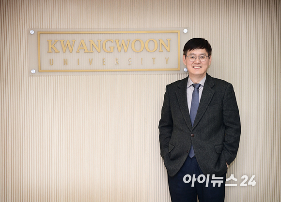 신현철 광운대 반도체시스템공학부 교수(반도체공학회 회장)가 최근 아이뉴스24와 인터뷰에 앞서 포즈를 취하고 있다. [사진=정소희 기자]