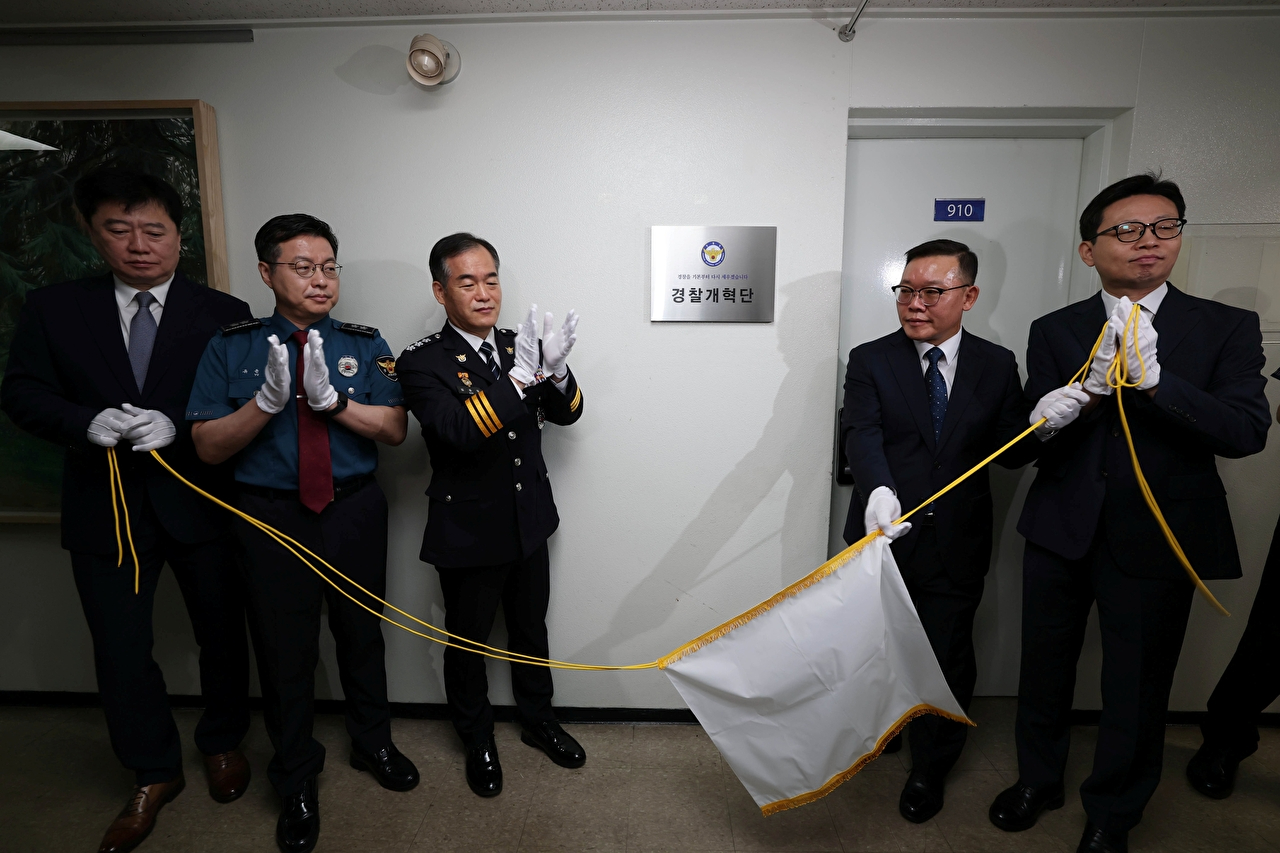 김종철 경찰청장 직무대행(왼쪽 세 번째)과 관계자들이 9일 서울 서대문구 경찰청에서 열린 국민참여&middot;현장동행 경찰개혁단 현판식에서 현판 제막을 한 뒤 박수치고 있다. 왼쪽부터 이영철 경찰청 자치경찰기획단장, 유윤종 경찰청 경무인사기획관, 김 대행, 오승진 경찰청 수사국장, 김성재 경찰청 대변인. 2026.9.9 [공동취재] [사진=연합뉴스]
