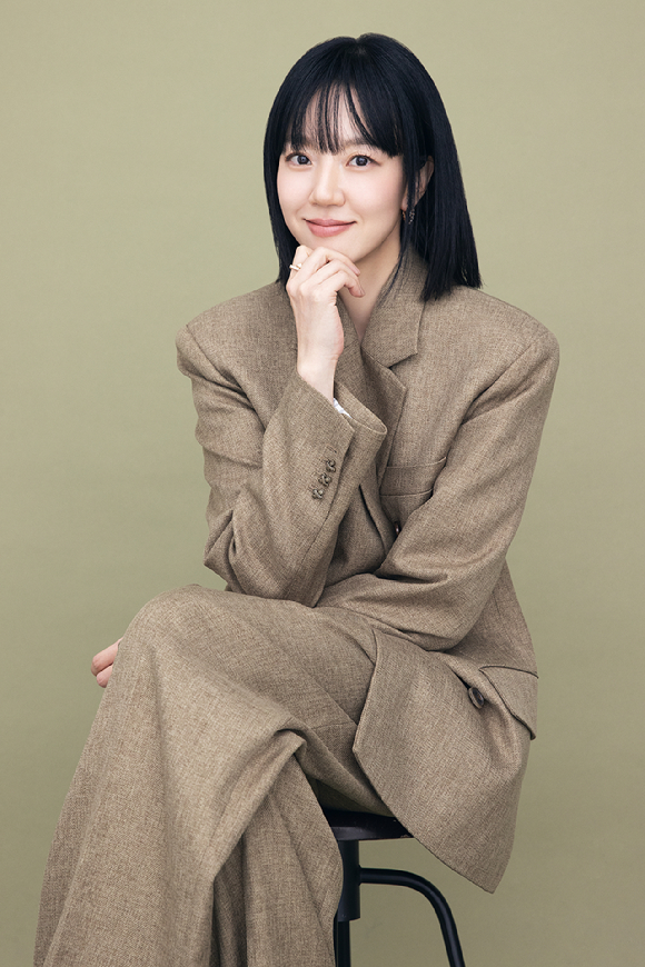 배우 임수정이 영화 '싱글 인 서울'(감독 박범수) 인터뷰에 앞서 포즈를 취하고 있다. [사진=롯데엔터테인먼트]