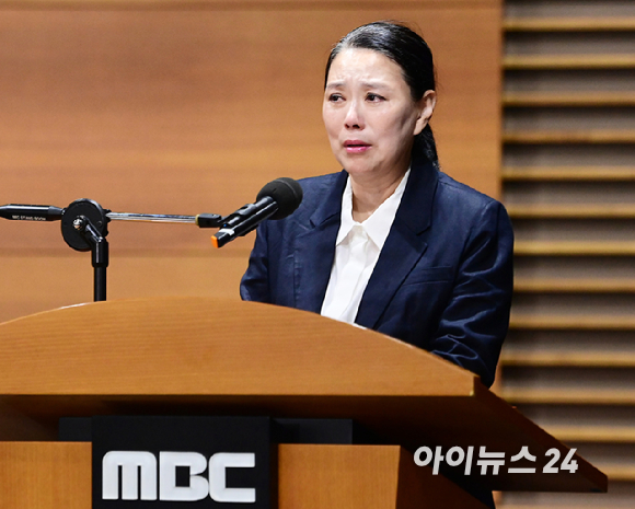 MBC가 15일 오전 서울 상암동 MBC신사옥에서 기상캐스터 故 오요안나의 사망에 대해 공식 사과하고 유족에 합의문 전달식 가졌다. 故 오요안나 명예사원증을 안고 오열하는 어머니 장연미 씨와 위로하는 안형준 MBC 사장. [사진=정소희 기자]