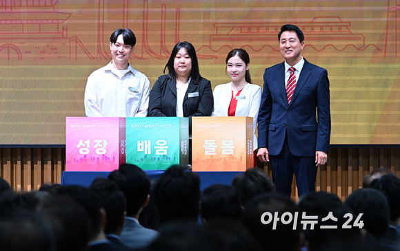 오세훈 서울시장이 1일 오전 서울시청에서 열린 제40대 서울특별시장 취임행사에서 정책대표 시민과 함께 행사를 하고 있다. [사진=곽영래 기자]