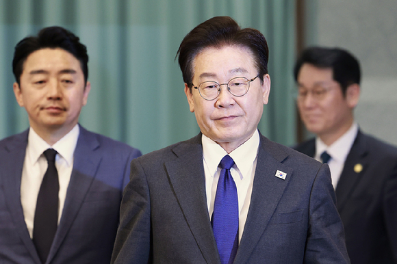 이재명 대통령이 30일 청와대에서 수석보좌관회의에 강훈식 비서실장과 입장하고 있다. 2026.4.30 [사진=연합뉴스]