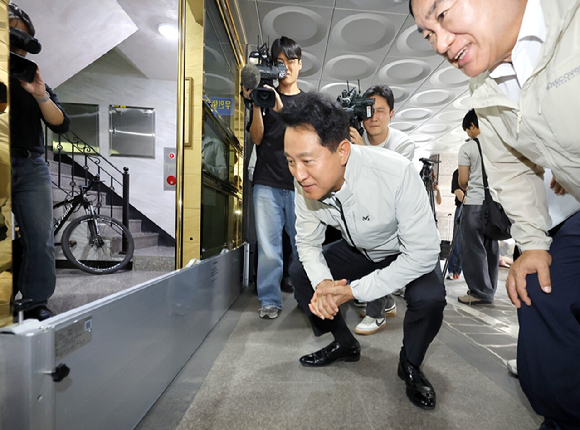 오세훈 서울시장이 22일 서울 관악구 난곡로 일대 반지하주택 밀집 지역을 방문해 물막이판을 살펴보고 있다. [사진=연합뉴스]