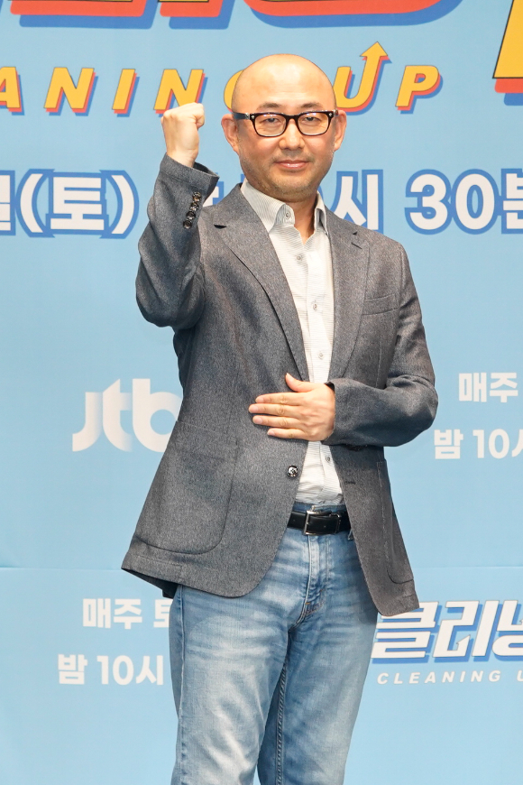윤성식 PD가 2일 온라인으로 진행된 JTBC 새 토일드라마 '클리닝 업' 제작발표회에 참석해 포즈를 취하고 있다. [사진=JTBC]