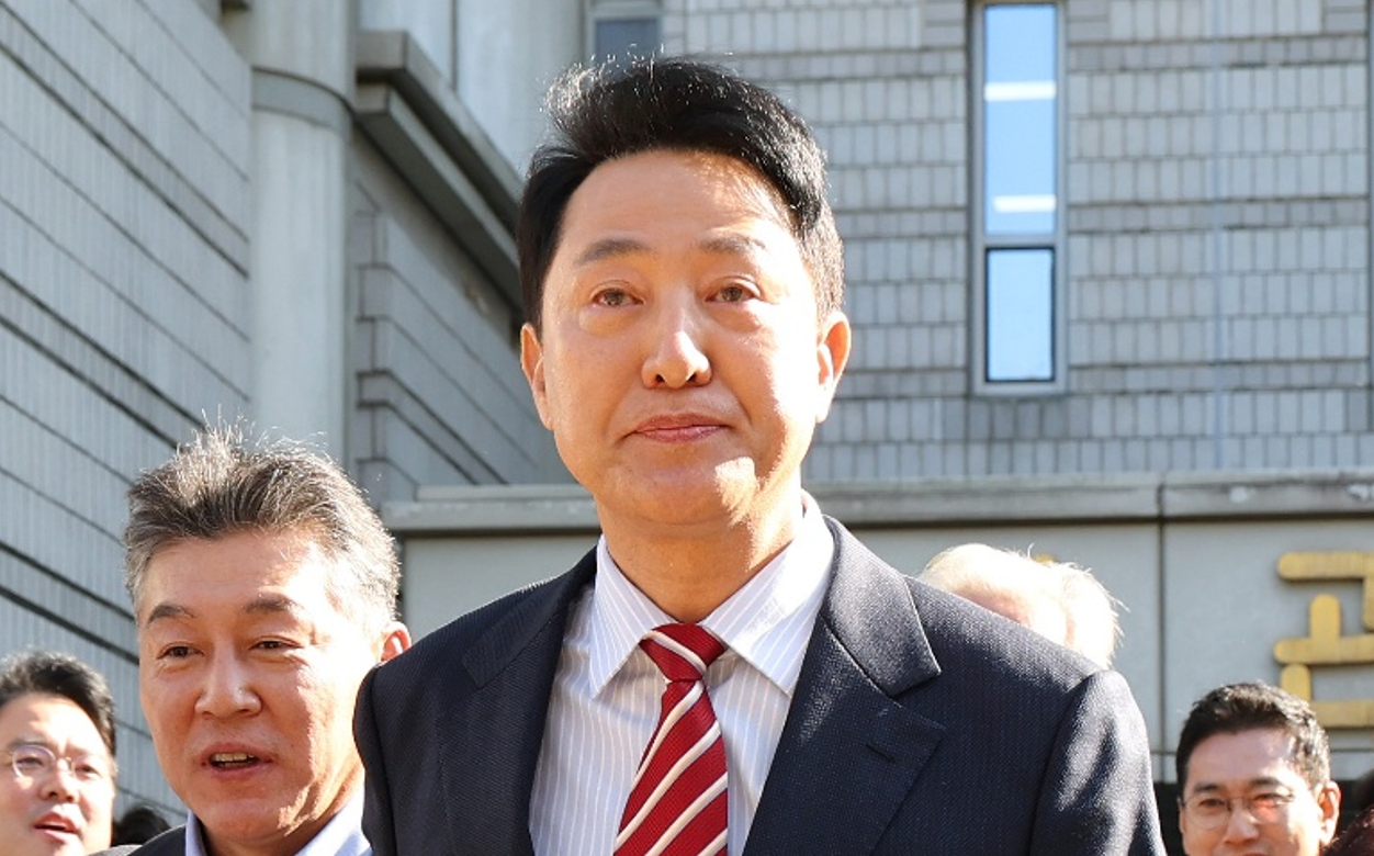 오세훈 서울시장이 23일 서울 서초구 서울고법에서 열린 '명태균 여론조사 대납 의혹 사건' 항소심 선고 공판 뒤 무죄 판결과 관련해 입장을 밝힌 뒤 이동하고 있다. 2026.10.23 [사진=연합뉴스]