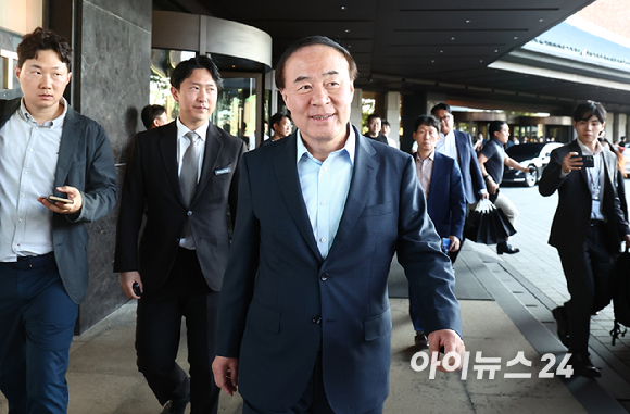 전영현 삼성전자 대표이사 겸 디바이스솔루션(DS) 부문장(부회장)이 8일 서울 중구 신라호텔에서 젠슨 황 엔비디아 최고경영자(CEO)와 면담을 하기 위해 이동하고 있다. [사진=정소희 기자]