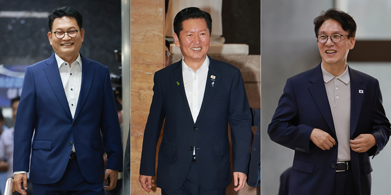 김민석(왼쪽부터), 정청래, 송영길 더불어민주당 당 대표 후보가 2일 울산전시컨벤션센터에서 열린 '당 대표&middot;최고위원 순회경선 합동연설회'에서 정견 발표를 하고 있다. [사진=연합뉴스]