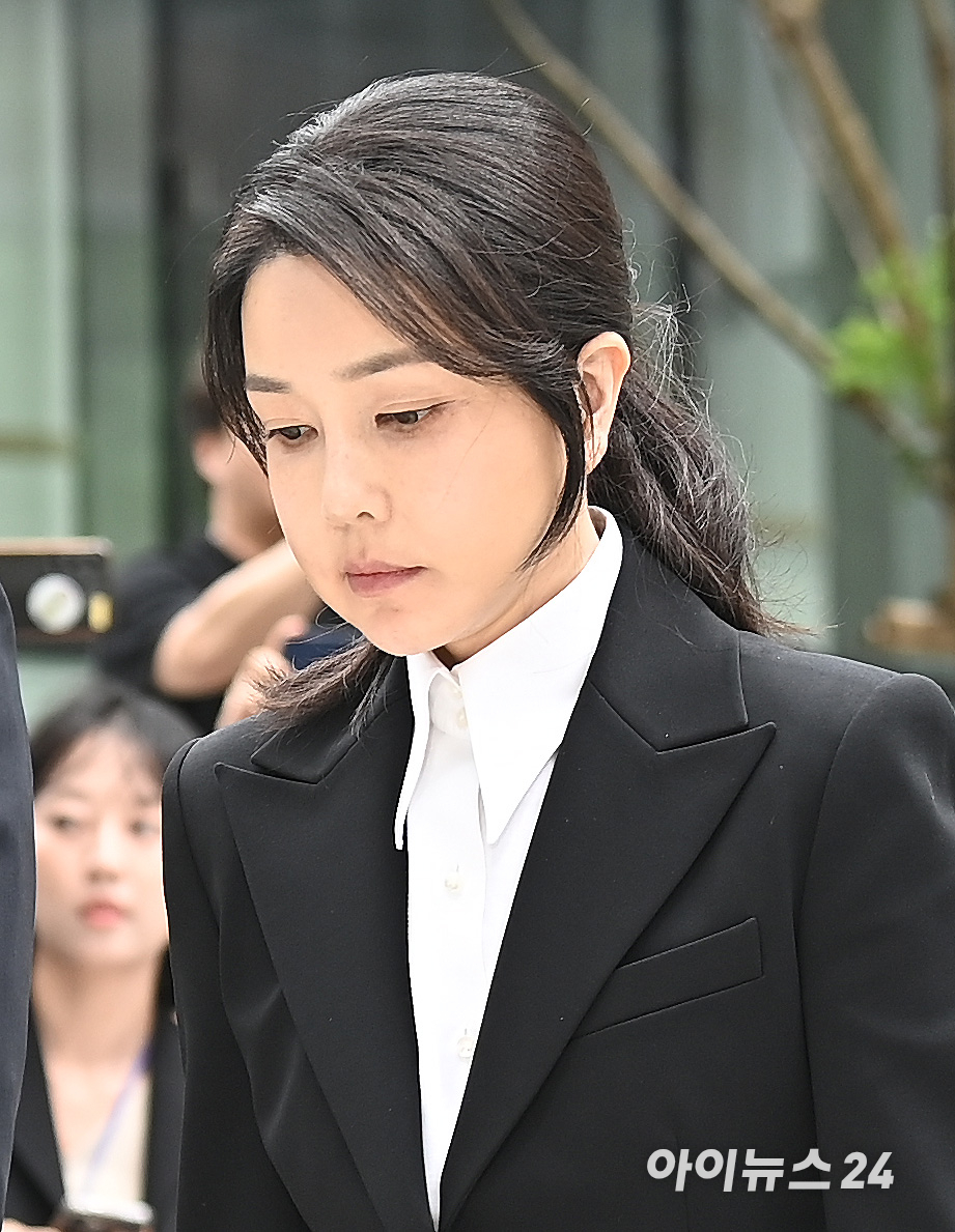 윤석열 전 대통령의 부인 김건희 여사가 6일 서울 종로구에 마련된 김건희 특검팀(특별검사 민중기) 사무실에 조사를 받기 위해 피의자 신분으로 출석하고 있다. [사진=곽영래 기자]