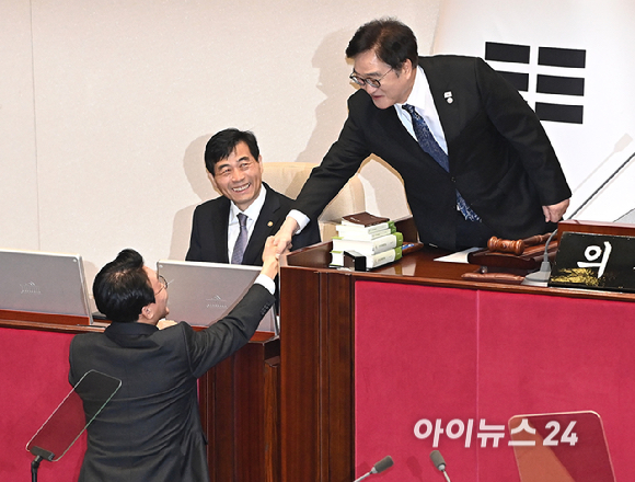 우원식 의장과 김민석 국무총리가 4일 국회 본회의에서 악수를 하고 있다. [사진=곽영래 기자]
