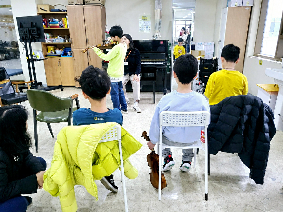 온종합병원 행동발달증진센터에서 운영하는 ‘그린필하모니’에서 아이들이 바이올린 연습을 하고 있다. [사진=온종합병원]