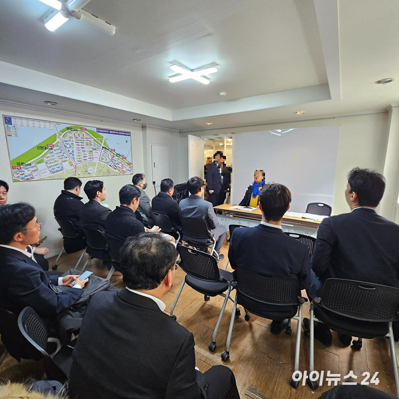 압구정4구역 조합이 12일 오후 2시 조합사무실에서 시공사선정을 위한 현장설명회를 개최했다. [사진=이효정 기자 ]